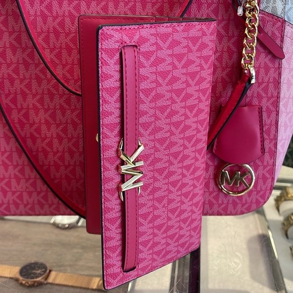 MICHAEL KORS
Reed Large Snap Signature Wallet
Electric Pink
NWT - Picture 2 of 16